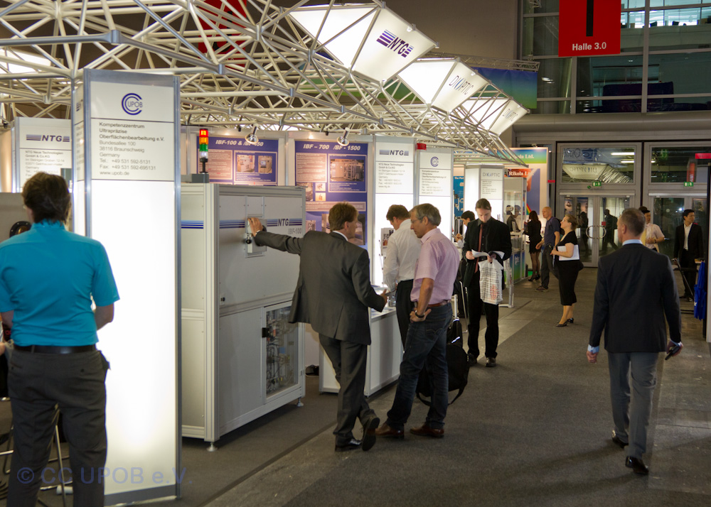 Eindrücke vom Messestand des CC UPOB e.V. auf der OPTATEC 2012 in Frankfurt (Bild: CC UPOB e.V.)