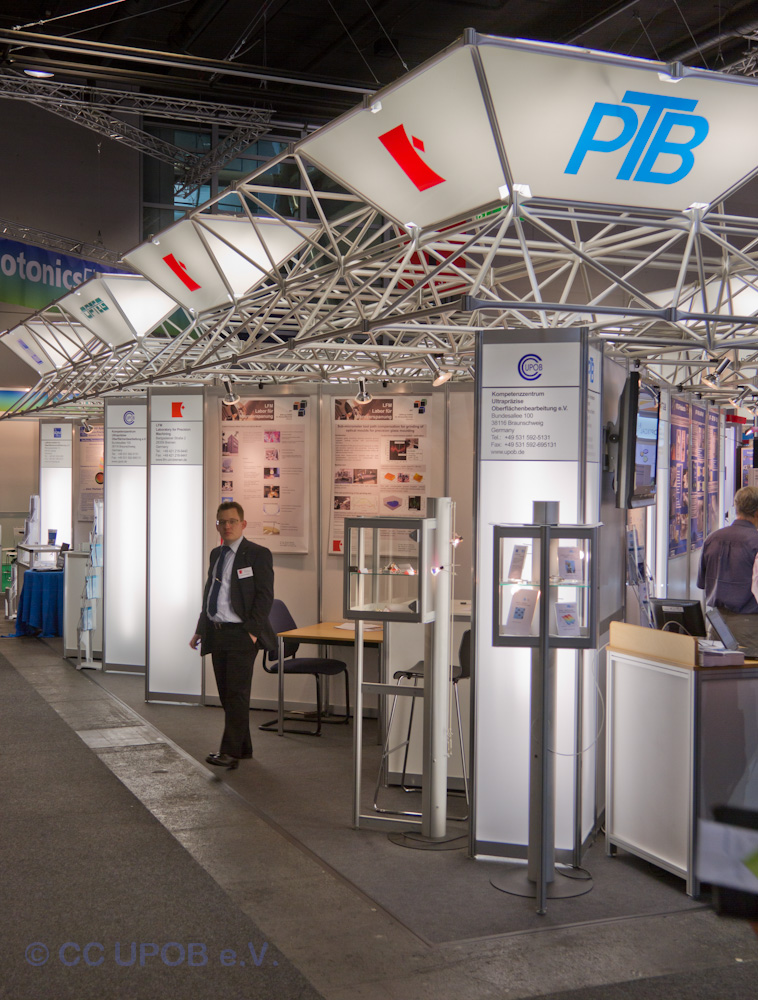 Eindrücke vom Messestand des CC UPOB e.V. auf der OPTATEC 2012 in Frankfurt (Bild: CC UPOB e.V.)