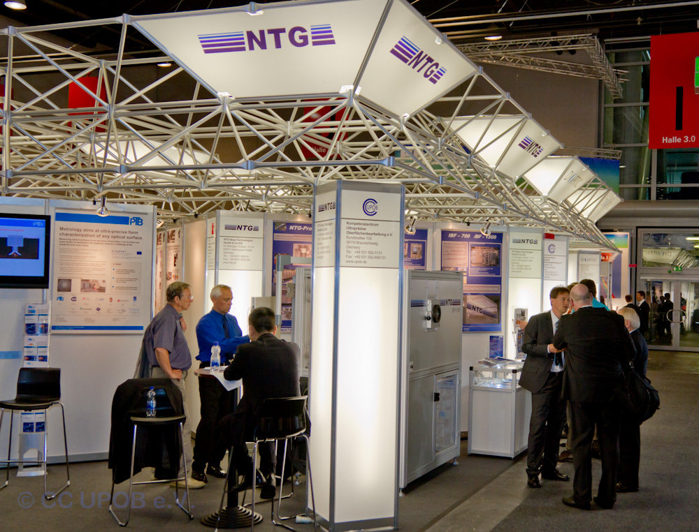 Eindrücke vom Messestand des CC UPOB e.V. auf der OPTATEC 2012 in Frankfurt (Bild: CC UPOB e.V.)