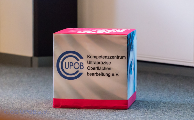 Seit der LASER 2013 immer dabei: unser Wiedererkennungs-Sitzwürfel (Bild: CC UPOB e.V.)