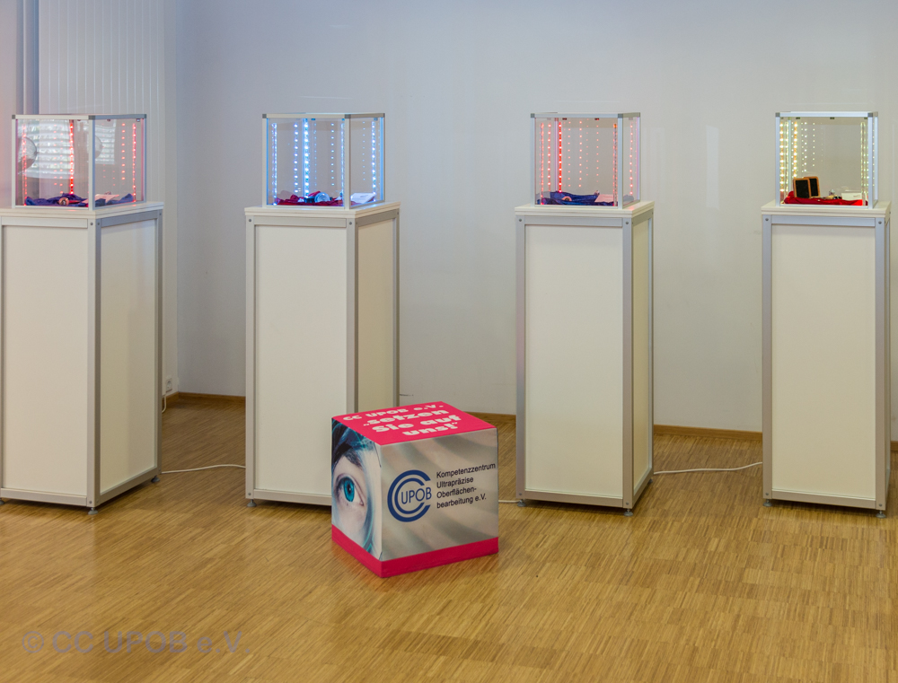 Die Linsen wurden in vier unserer Messe-Vitrinen ausgestellt (Bild: CC UPOB e.V.)