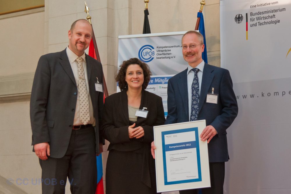 Der Leiter der Geschäftsstelle des CC UPOB e.V., Herr Klawitter, mit Frau Dr. Reiman, Bundestagsabgeordnete aus Braunschweig, und Prof. Löffler, Vorstandsvorsitzender des CC UPOB e.V., nach der Preisverleihung im Vestibül des Ministeriums (Bild: CC UPOB e.V.)