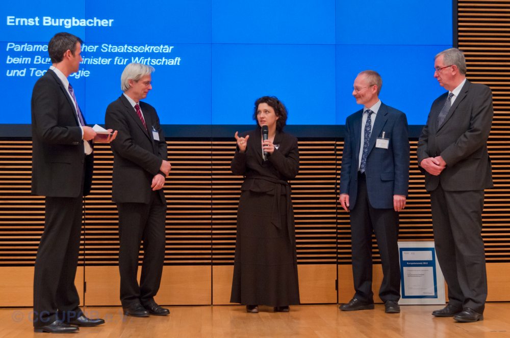 Dr. Marc Bovenschulte, Prof. Dr. Thomas Heimer, Beirat Kompetenznetze Deutschland, Dr. Carola Reiman, Abgeordnete im Bundestag, Prof. Dr. Frank Löffler, Vorstandsvorsitzender des CC UPOB e.V. und der parlamentarische Staatssekretär beim Bundesminister für Wirtschaft und Technologie Ernst Burgbacher bei der Preisverleihung im Bundesministerium für Wirtschaft und Technologie am 29.03.2012 (Bild: CC UPOB e.V.)