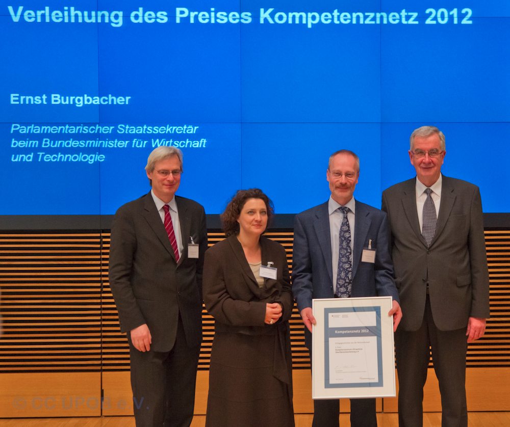 Prof. Dr. Thomas Heimer, Beirat Kompetenznetze Deutschland, Dr. Carola Reiman, Abgeordnete im Bundestag, Prof. Dr. Frank Löffler, Vorstandsvorsitzender des CC UPOB e.V. und der parlamentarische Staatssekretär beim Bundesminister für Wirtschaft und Technologie Ernst Burgbacher bei der Preisverleihung im Bundesministerium für Wirtschaft und Technologie am 29.03.2012 (Bild: CC UPOB e.V.)