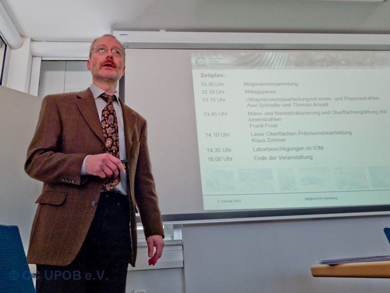 Prof. Löffler eröffnet die Mitgliederversammlung des CC UPOB e.V. und erläutert das Tagesprogramm (Bild: CC UPOB e.V.)