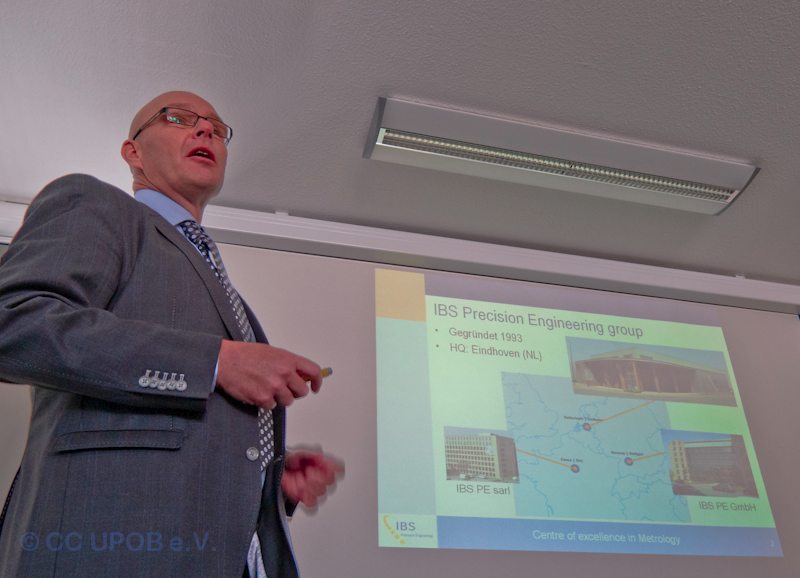 Hr. Ott stellt unser neues Mitglied IBS Precision Engineering vor (Bild: CC UPOVB e.V.)