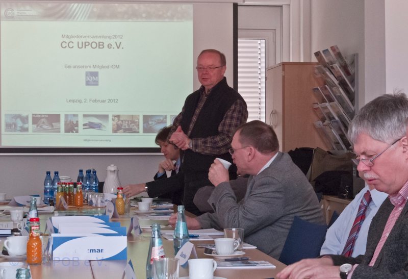 Dr. Schindler stellt zur Eröffnung der Mitgliederversammlung das IOM vor (Bild: CC UPOB e.V.)