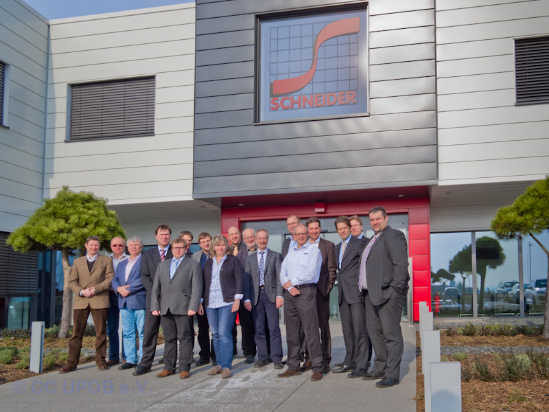 Mitgliederversammlung CC UPOB 2013: Die Teilnehmer vor dem neuen Gebäude der Schneider Optikmaschinen GmbH & Co KG in Fronhausen (Bild: CC UPOB e.V)