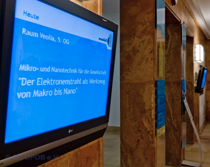 Im Foyer des Hauses der Wissenschaft wird der Vortrag von Hr. Rögner angekündigt (Bild: CC UPOB e.V.)
