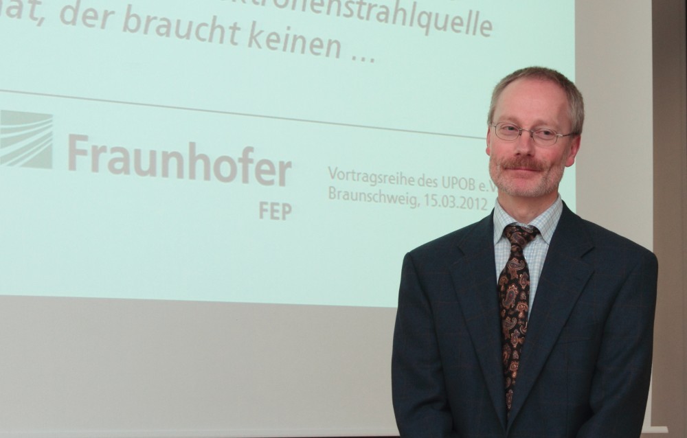Der Vorstandsvorsitzende des CC UPOB e.V. Prof. Dr. Löffler moderiert die Diskussion zum Vortrag (Bild: CC UPOB e.V.)