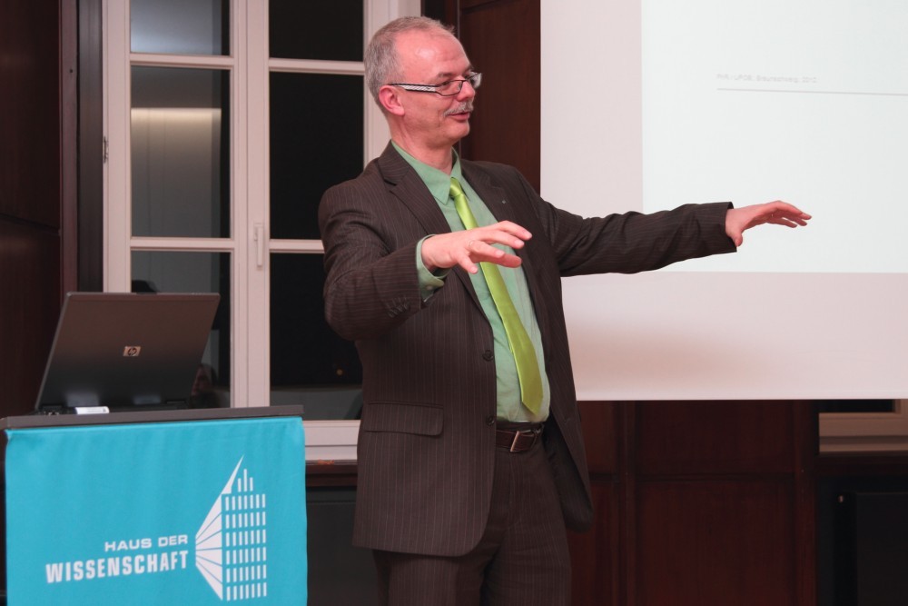Der Vortragende Hr. Rögner während der lebhaften Diskussion über das Thema Elektronestrahlbearbeitung (Foto: CC UPOB e.V.)